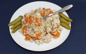 Piletina sa pirincem Servirano sa krastavcima 1024x640 1