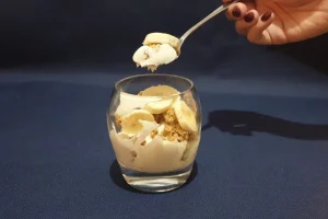 Proteinski dezert u casi od banane 1000x667 1.jpg