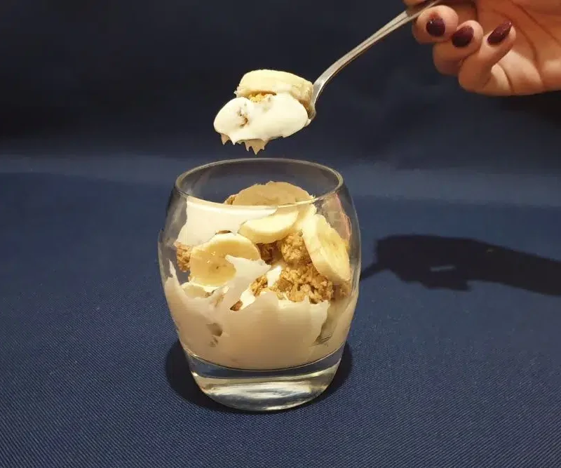 Proteinski dezert u casi od banane 1000x667 1.jpg